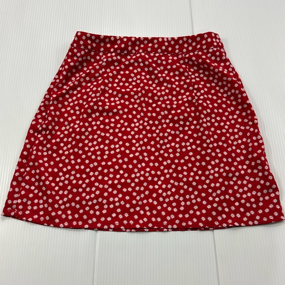J24. SHEIN Red and White Floral A-Line Skirt (XS)